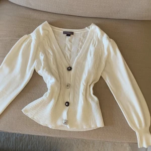 Tröja - Fin och exklusiv kabelstickad tröja från märket Metric köpt i London. Strl M 50% Viscose. Som ny. Svår att få tag på. Kan gå ner i pris vid snabb affär. Nypris runt 1000