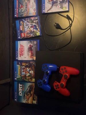 PlayStation 4 med 4 handkontroller - Säljer en svart PlayStation 4 med 4 trådlösa DualShock 4-kontroller, en i blått och en i rött. Konsolen har en stilren, fyrkantig design i matt plast och passar perfekt för gamingkvällar. Strömkabel och flera populära PS4-spel medföljer. Man får med 6 spel FIFA 23,steep,Lego marvel spel,need for speed payback, crash och dirt rally och två fungerande kontroller den bål är sprucken med går att tejpa 