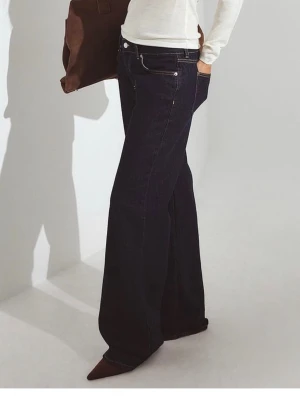 Mörkblåa vida jeans NAKD - Lågmidjade vida mörkblåa jeans från NAKD, använda 1 gång så dom är iprincip helt nya, säljer pga att de ej kommer till användning 💞