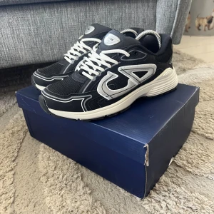 Di0r B30 - Säljer feta Di0r B30 i storlek 42. Box medföljs. Riktigt bra skick 