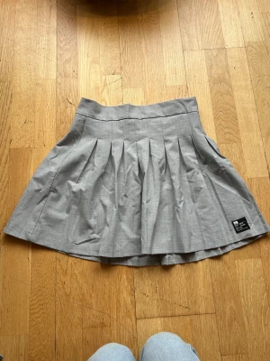 Bershka kjol 🩶 - Superfin grå veckad kjol från Bershka. Använd men i fint skick! 🩶 mjukt material