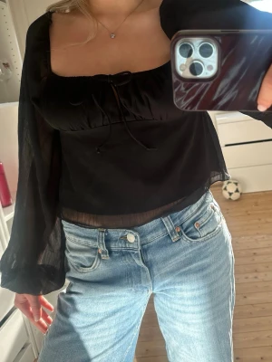 Svart blus med transparenta ärmar - Aldrig kommit till användning, väljer därför att sälja, alltså helt som ny🌸