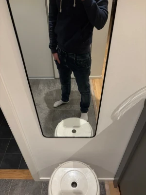 Replay jeans - Säljer ett par riktigt feta replay slim jeans med tydliga kontrastsömmar. Riktigt sköna o inprincip nya, priset är ej hugget i sten! 🪨 bara att höra av dig vid frågor🤩        Skick 9/10    Storlek 31/32✅