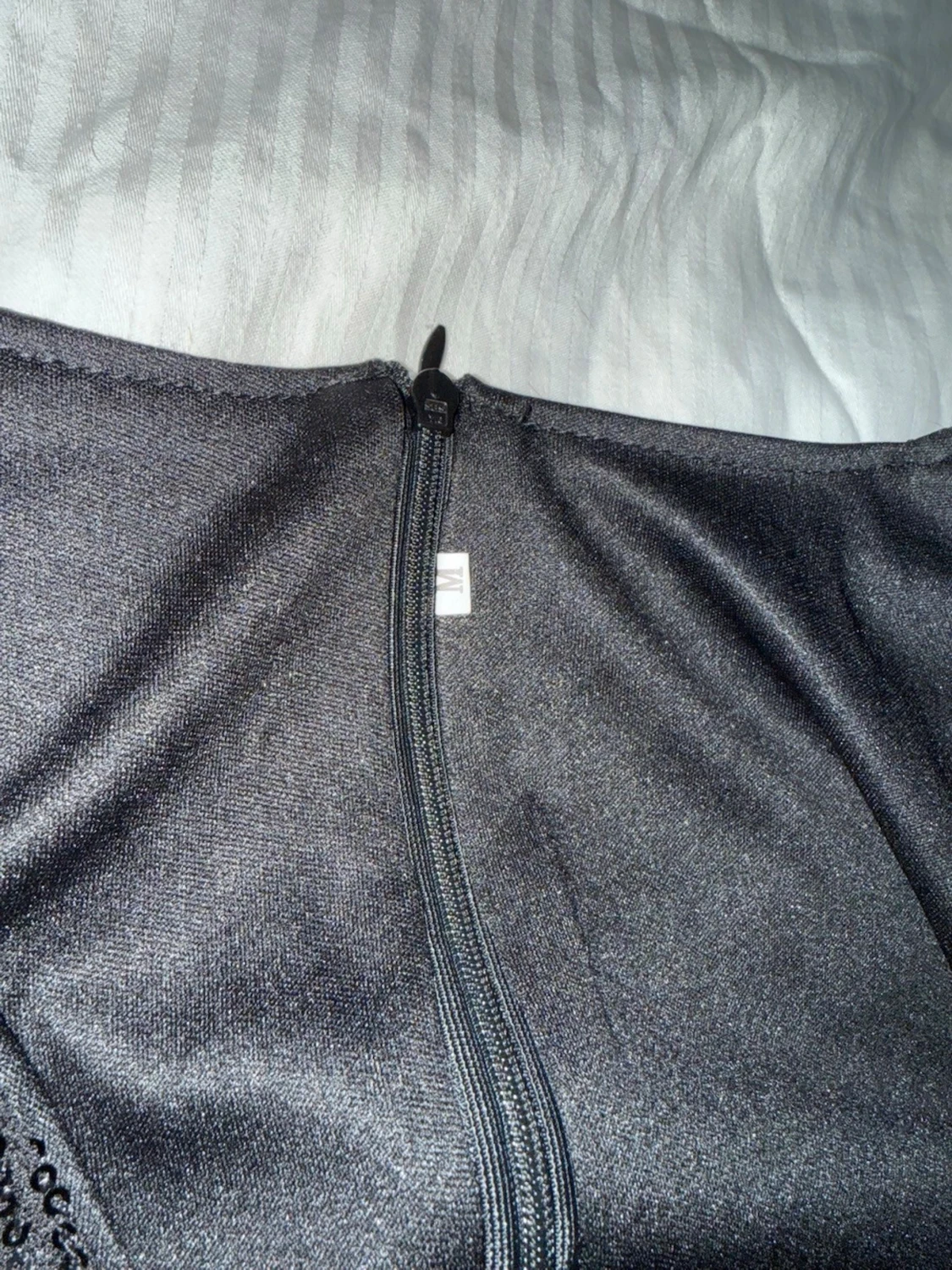 Svart glittrig omlottklänning - 2