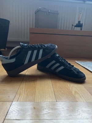 Adidas Spezial Navy - Storlek 44 2/3 men passar 44 och 45. Använda nen har fortfarande mycket kvar att ge 