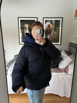 Svart pufferjacka med dragkedja - Säljer min mörkblåa vinterjacka från J. Lindeberg, använd ett fåtal gånger & fortfarande i väldigt bra skick! Jag är 174 cm lång och på mig passar den perfekt, skulle säga att den passar en S/M. Perfekt för kalla dagar och riktigt skön att bära över en hoodie! Köpt för 4000 kr :)