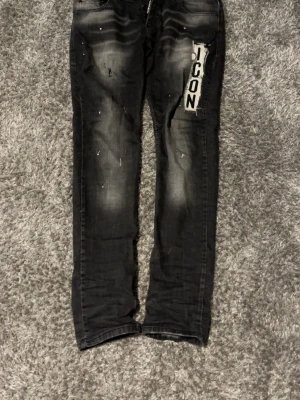 Dsqaured2 jeans - Ett par stil rena dsquared jeans. Funkar med mycket olika klädesplagg pågrund av multifärgade hål och markeringar 