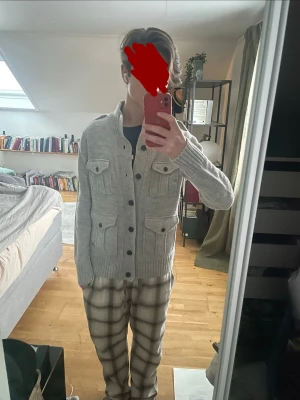 Ljusgrå Cardigan  - Säljer en trendig stilren Vit/ Beige cardigan! 🙌🏻Perfekt för kalla dagar! ❄️Tröjan är i nyskick 9,5/10. Tröjan har klassiska fickor och knappar upp till med en stil som siktar på ”oldmoney" och ”vintage”men funkar till nästan vilken stil som helst!💡Tveka inte på att höra av er!💪🏼