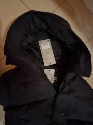 Svart dunjacka från Canada Goose - En Canada goose utan päls väldigt skön bra till kallt väder size m men passar S 