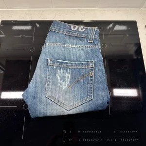 Dondup jeans  - Dondup jeans i mycket fint skick | Lappen är avklippt men det är storlek W31, måtten är: Midja: 40cm, Längd: 103cm. Hör av dig om du skulle ha någon fråga!