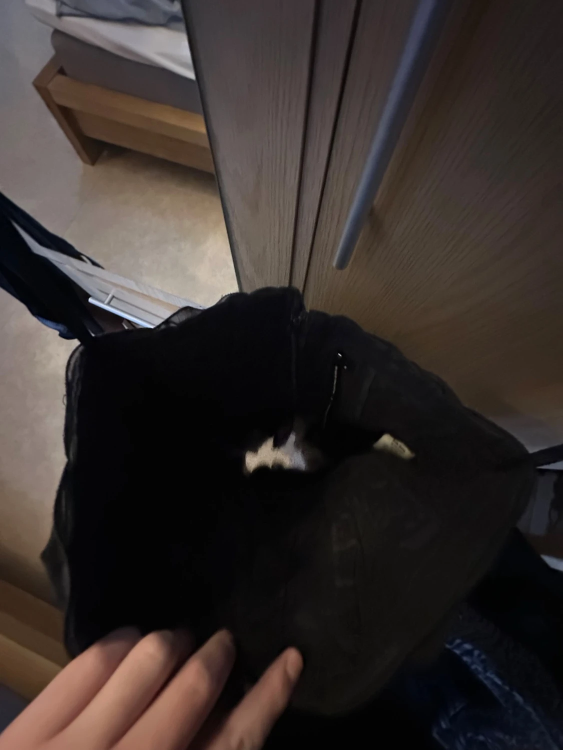 Svart kort klänning med pärlor - 1