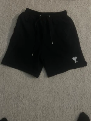 Ami Paris Shorts - Stilrena shorts från Ami Paris. Perfekta för sommaren eller casual outfits.