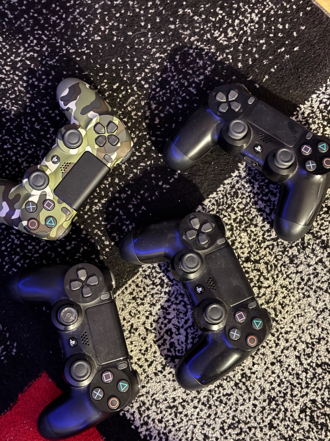 PlayStation 4 Slim med fyra handkontroller - 1