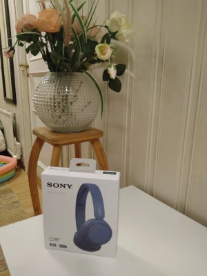 Sony WH-CH520 trådlösa hörlurar blå - Snygga trådlösa over-ear hörlurar från Sony i en matt blå färg. Lätt och stilren design med vadderad bygel och mjuka öronkuddar för extra komfort. Perfekta för musik, poddar och samtal med lång batteritid och Bluetooth-anslutning. Obs! den är oanvänd och skickas i sin egen förpackning 🌸