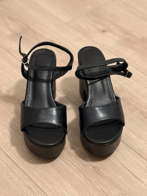 Skor - Klackskor, helt oanvända och har endast testats hemma. Super fina och bekväma. 