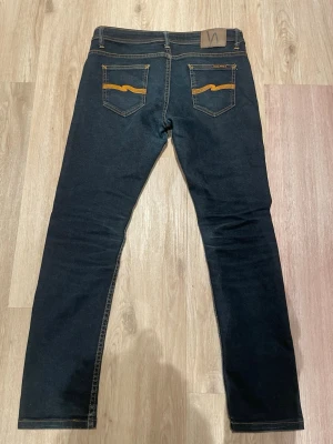 Nudie jeans - Tja säljer dessa sjukt feta nudie jeans som endast blivit använda 2ggr! De är size 30 i midjan och cirka 26/27 i längden. Hör av dig vid funderingar!🙌😁