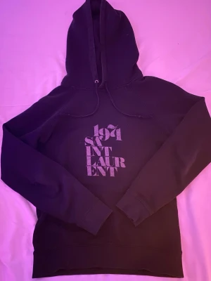 Yves Saint Laurent Hoodie - Säljer nu denna sällsynta och snygga hoodien ifrån Saint Laurent i storlek S, skick 9/10 har inga synliga brister eller slitningar, pris går att diskutera och det är bara att höra av er vid frågor osv 💫