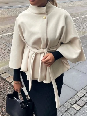 Beige poncho kappa - Säljer min otroligt fina poncho kappa från Missäy då jag aldrig använt den! 