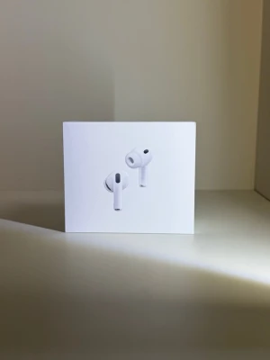 Apple AirPods Pro 3 - Säljer ett par Apple AirPods Pro 3. Hörlurarna är kvar i orginal låda, och lådan är aldrig öppnad. Precis som att köpa i affär till lägre pris. Tveka inte att ställa frågor. 