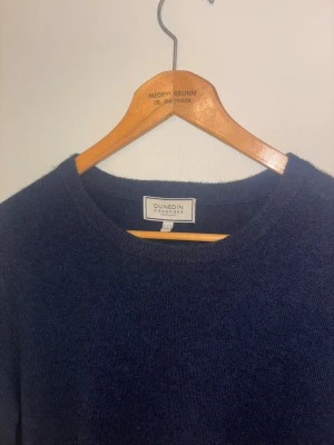 Kashmir tröja - 100% Kashmir tröja köpt i Scotland! Tröjan har storlek S och är i väldig bra skick. Säljer då den knappt kommer till användning. Hör av er vid funderingar!