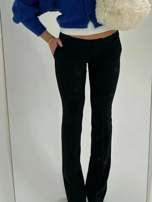 Lågmidjade kostymbyxor  - Skit snygga men tyvärr för långa för mig! De är aldrig använda. Modellen är 182 och har st 38💕 