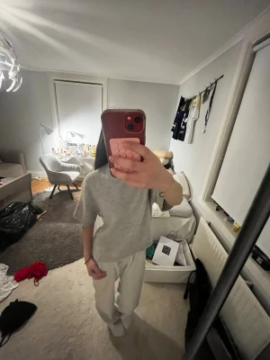 Grå stickad tröja - Säljer en grå stickad t-shirt från Gina tricot med korta ärmar och rund hals. 