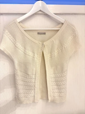 Kofta  - Jätte söt beige kofta från Orsay! 