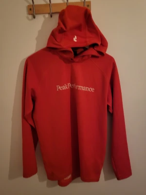 Orange hoodie från Peak Performance - Mycket gott skick Storlek S 