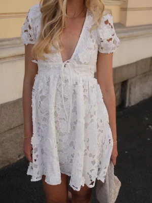 Vit spetsklänning med puffärm - INTRESSEKOLLL på denna superfina klänningen!!  🙏🏼säljer endast vid bra bud så kom med prisförslag 