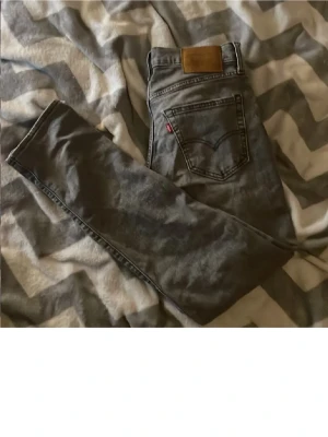 Grå Levi's jeans med raka ben - Snygga grå jeans från Levi's skulle säga att dem passar 172-180 säljer pågrund av för små väldigt snygga 