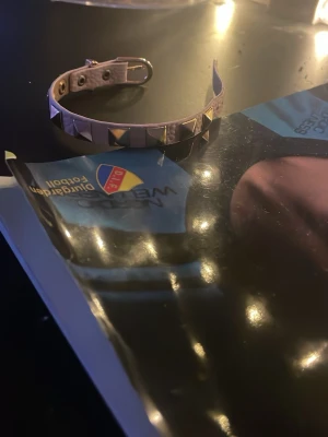 Rosa valentino armband  -  Ett jättesnyggt Rosa Valentino armband. tyvärr så slängde jag förpackningen när jag fick armbandet men det är ju väldigt bra skick och nästan helt nytt.