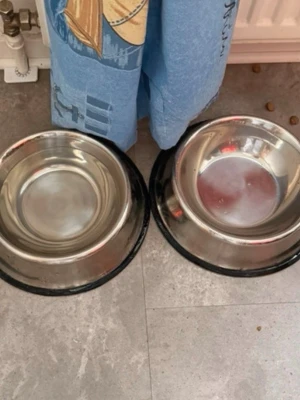 Två rostfria matskålar till husdjur - Säljer två runda matskålar i rostfritt stål med svart gummikant undertill som gör att de står stadigt på golvet. Perfekta för både mat och vatten till hund eller katt. Lätta att rengöra och tåliga för daglig användning.