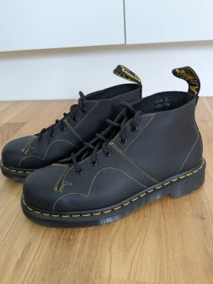 Dr.Martens Church - Dr.Martens Church i storlek 39. Knappt använda så de är i nyskick! Passar tyvärr inte mina fötter därför säljer jag dem vidare.
