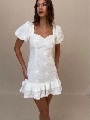 Nelly klänning - Perfekt studentklänning eller liknande. Säljer då den inte passade, nytt skick! Storlek 32