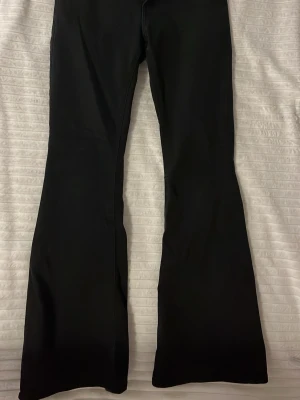 Svarta bootcut jeans från Lindex - Snygga svarta bootcut jeans från Lindex med klassisk femficksmodell och dragkedja. Jeansen har utsvängda ben och är tillverkade i ett stretchigt material som sitter bekvämt. Perfekta för dig som gillar en tidlös och trendig look. Passar bra till skolan eller bara vardagligen. Storlek 158. Diskuterar gärna pris💘💘💘