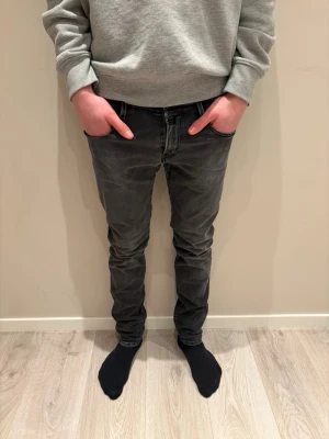 Replay - Tjena säljer ett par feta svart/grå Replay jeans. Dem är W30, nypris ca 1499kr vårt pris 600kr. Tveka inte att skriva vid intresse eller frågor. Gå gärna in och kolla på min profil finns flera feta jeans och snart andra klädelsplagg.