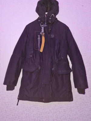 Parajumpers Masterpiece Series – Anthology (Strl S)​ - Säljer nu min Parajumpers vinterjacka från den exklusiva Masterpiece-serien (Anthology). Det är en rejäl och varm parkas av mycket hög kvalitet, perfekt för kalla vintrar.Detaljer: Jackan har alla de klassiska Parajumpers-detaljerna så som den ikoniska gula remmen vid kragen, den stora cargo-fickan på bröstet och den snygga loggan på ärmen. Den är vind- och vattenavvisande med ett varmt foder