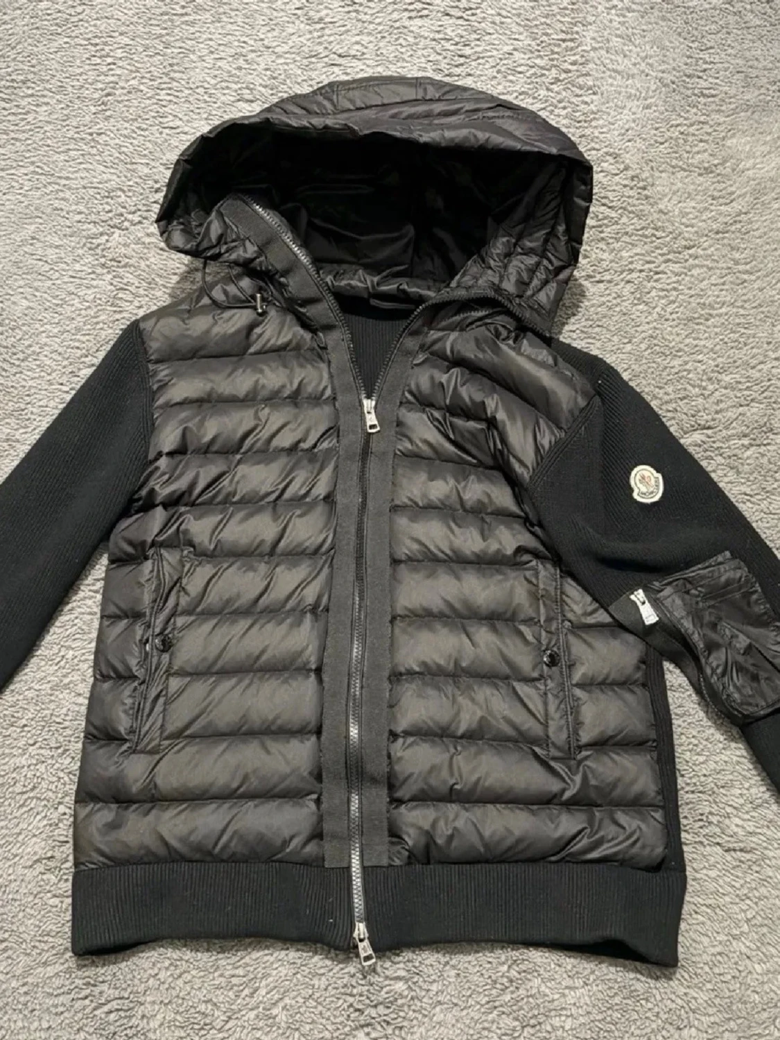 Svart dunjacka med stickade ärmar Moncler