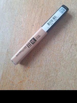 Maybelline Fit Me Concealer ljus - Maybelline Fit Me Concealer i en ljus beige nyans. Kommer i en smidig tub med svart lock och applikator. Perfekt för att täcka mörka ringar och ojämnheter. Flytande formula som smälter in i huden och ger ett naturligt resultat. HELT NY!
