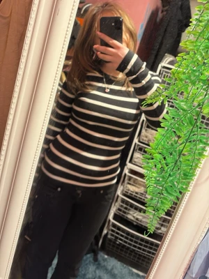 Svartvit randig stickad tröja - Snygg stickad tröja med svarta och vita horisontella ränder. Tröjan har rund halsringning och långa ärmar. Den är figurnära och passar perfekt till jeans eller kjol. Materialet känns mjukt och bekvämt mot huden.