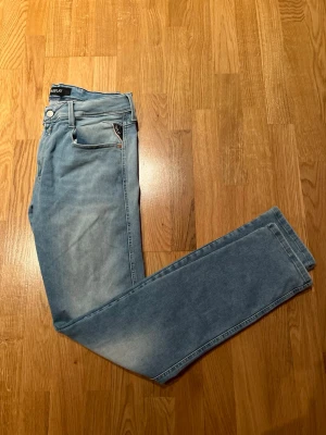 Ljusblå Replay hyperflex jeans  - Replay hyperflex Jeans i storlek 32/34 passar mindre med riktigt sköna och snygga ✅ köpte nya förra året för 1800 kr säljer för 499 nästan helt nya knappt använt dom så dom är som nya 😁🔥priset går att diskuteras 👑