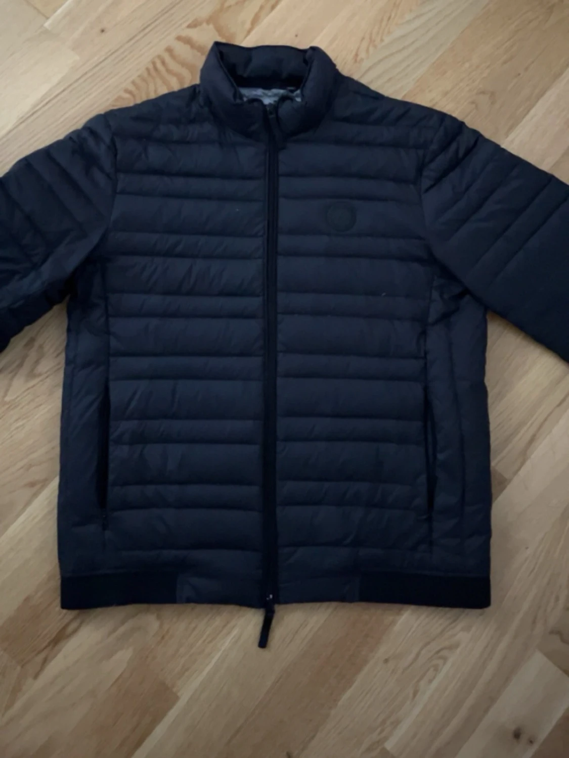 Svart pufferjacka med dragkedja