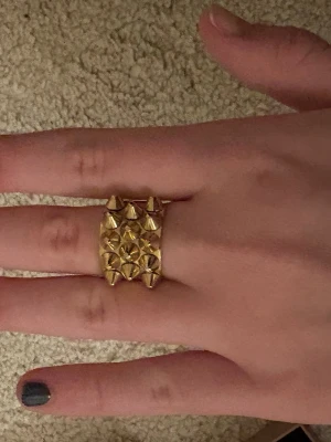 Nitring från Edblad  - Supercool ring med nitar från Edblad. I storlek 17.5💕