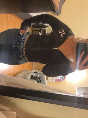 Svart Juicy Couture hoodie med dragkedja - Säljer en svart hoodie från Juicy Couture med dragkedja framtill och JC-logga på bröstet. 