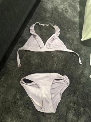 Ljuslila bikini med volang från Lindex - Lila bikini från Lindex. Aldrig använd