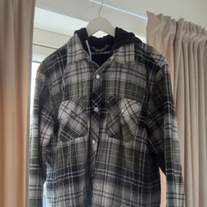 Acne studios checkered hooded  - Jävligt det piece från acne, en flanell jacka med luva nypris 5499 mitt pris 2000. Passar mig som är 185. Väldigt varsamt använd, Samt VÄLIDGT SÄLLSYNT. Pris kan absolut diskuteras