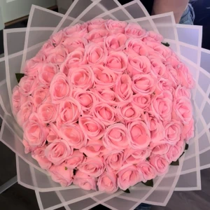 Blombukett - En jättefin bukett gjord av artificiella rosor. Perfekt för inför Alla Hjärtans Dag 🤍