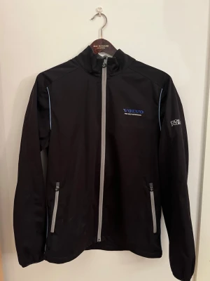 Svart jacka från Oscar Jacobson - Är egentligen en Golf-Jacka. Köpt Second hand. Fint skick! Strl: M