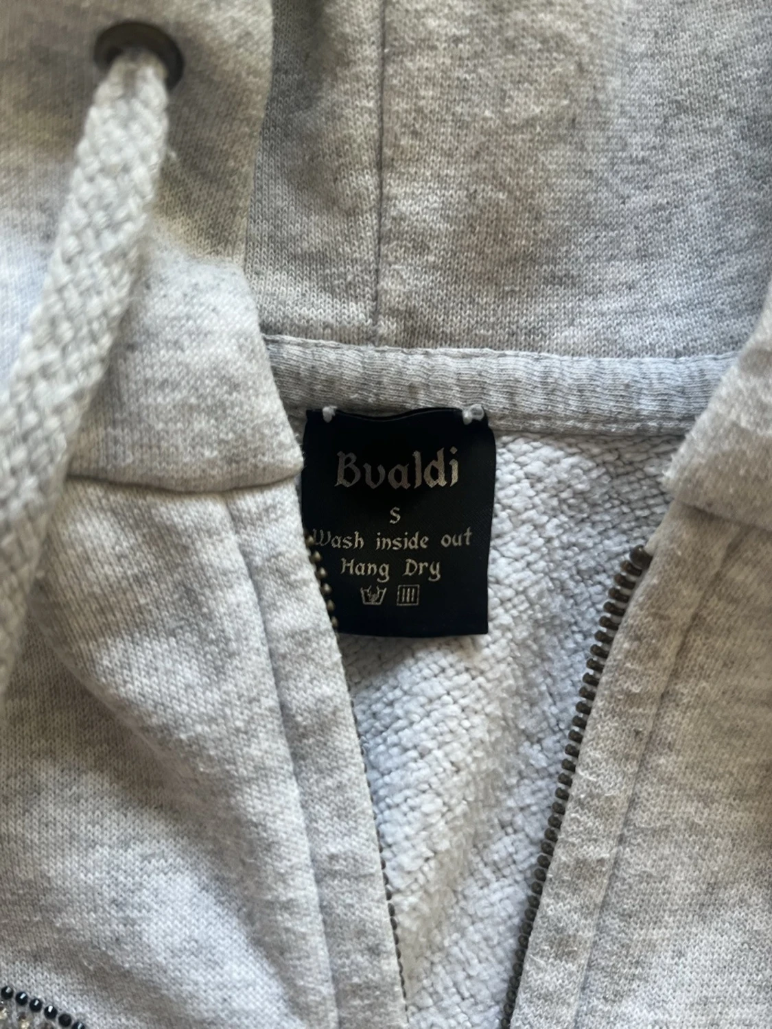 Grå hoodie med dragkedja från Bvaldi - 2