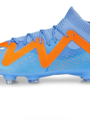 Blå och orange fotbollssko Nike - Snygg fotbollssko från Nike i blått med orange detaljer och mönster. Skon har en strumpliknande passform med snörning och är tillverkad i syntetmaterial för bästa grepp och kontroll på planen. Perfekt för dig som vill sticka ut på matchen.